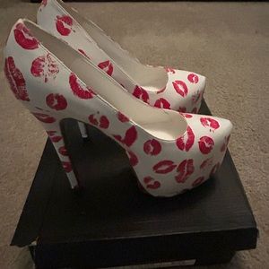 I am selling a pair of white heels. Size 10. Never be worn. In good condition.